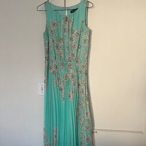 Gorgeous long Jessica Howard Dress